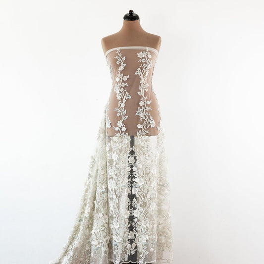 Dantela alba cu flori albe