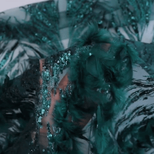 Dantela verde cu pene si paiete