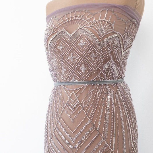 Dantela mov cu aplicatii de margele, perle si paiete