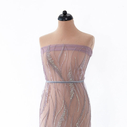 Dantela mov deschis cu aplicatii de margele, perle si paiete