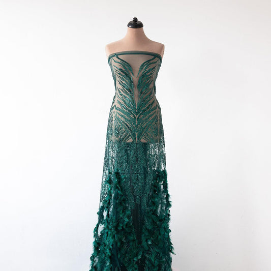 Dantela verde cu pene si paiete