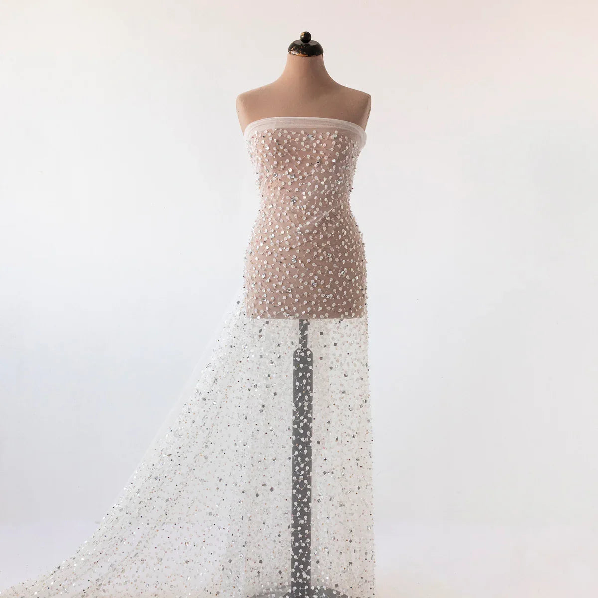 Dantela Off-White cu Paiete si Margele