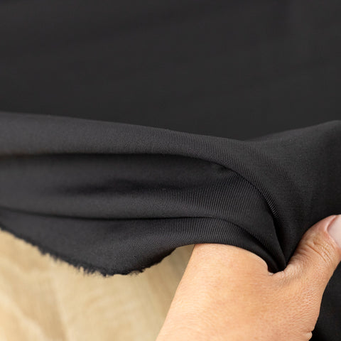 Stofita neagra  (costume, rochii)