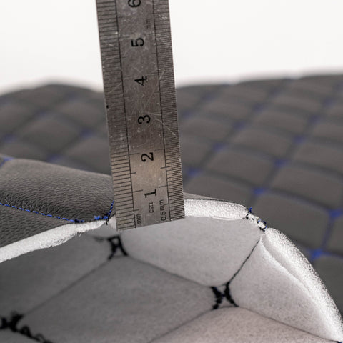 Piele ecologica neagra cu romburi si cusatura albastra pentru tapiterie auto