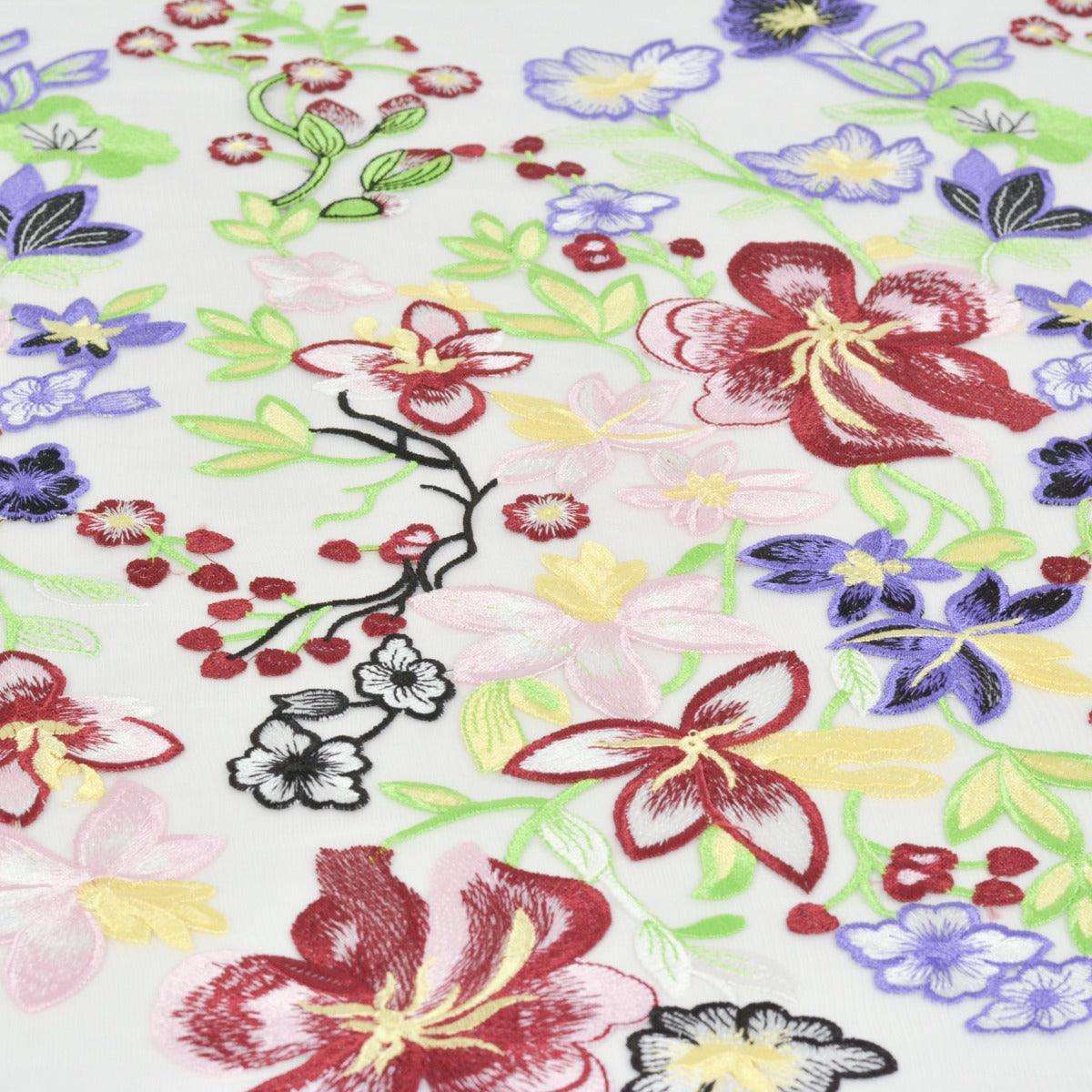Dantela brodata - Alb cu flori multicolore