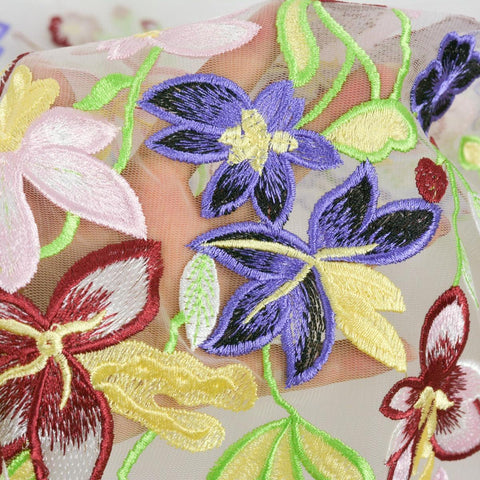 Dantela brodata - Alb cu flori multicolore