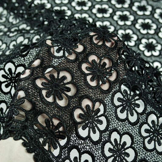 Dantela brodata cu flori -  Negru
