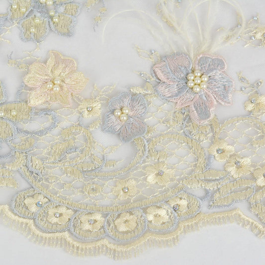 Dantela cu pene de strut si perle