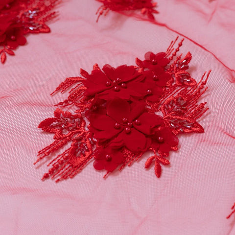 Dantela rosie cu flori 3d accesorizata cu margele si perle