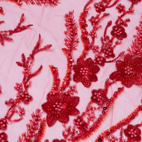 Dantela rosie cu flori accesorizata cu margele si perle