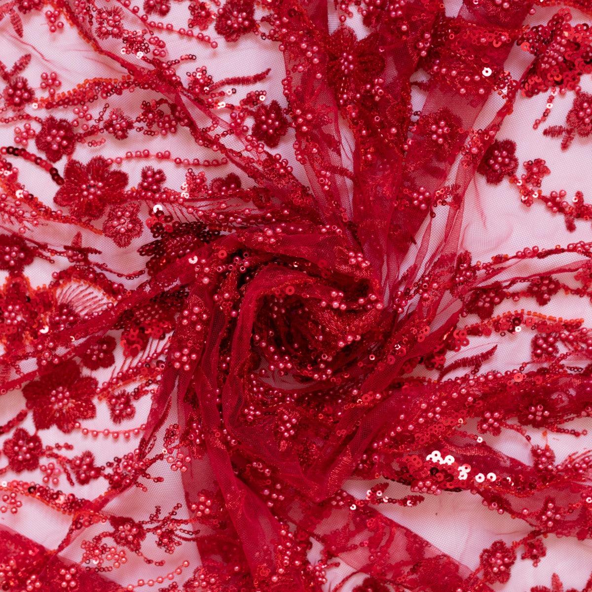 Dantela rosie cu flori accesorizata cu margele si perle