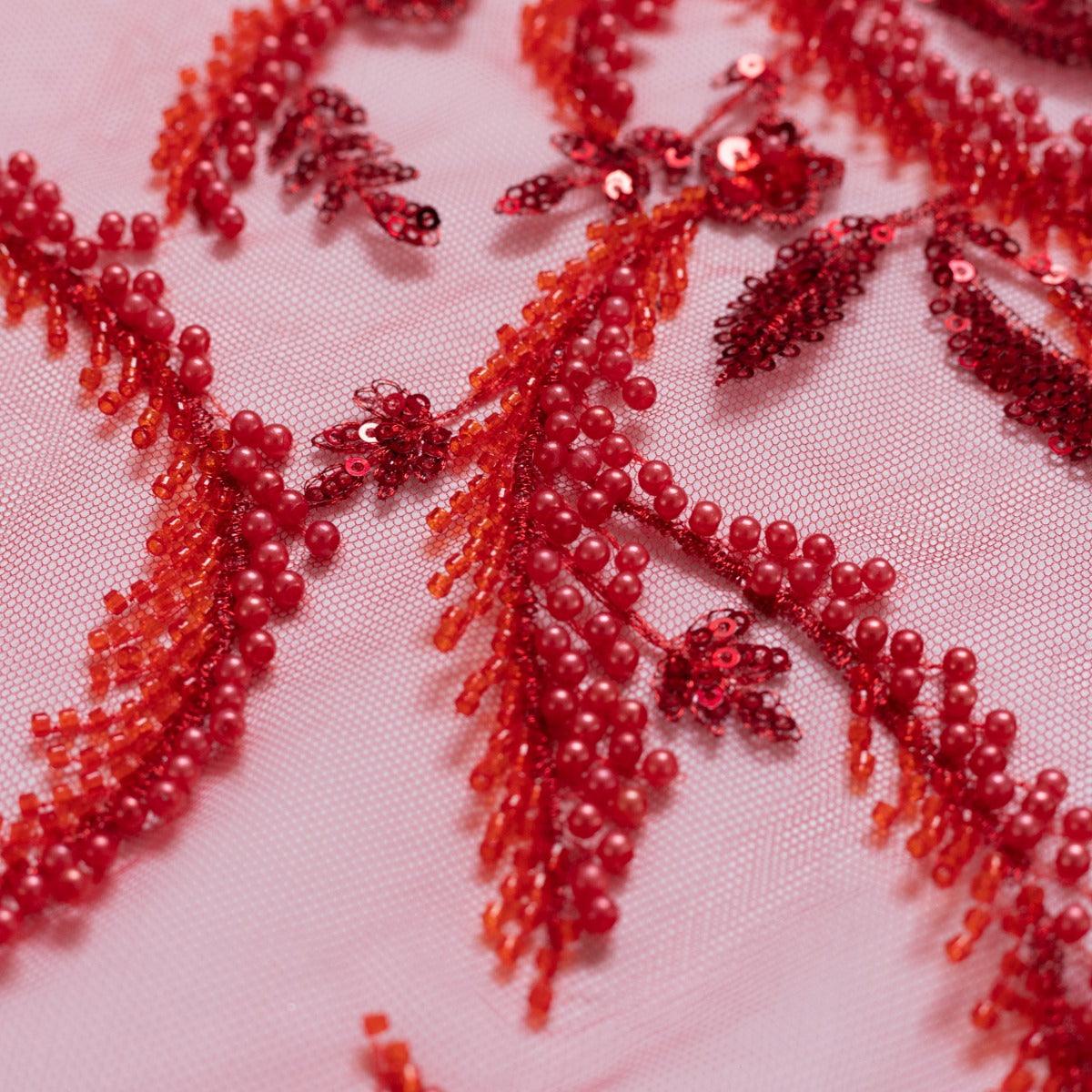 Dantela rosie cu flori accesorizata cu siraguri de margele si perle