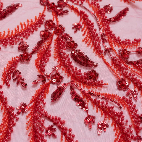 Dantela rosie cu flori accesorizata cu siraguri de margele si perle