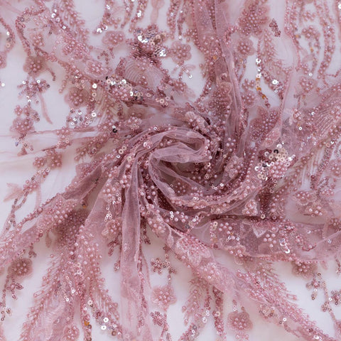 Dantela roz accesorizata cu paiete, perle si margele