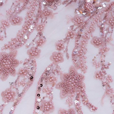 Dantela roz accesorizata cu paiete, perle si margele