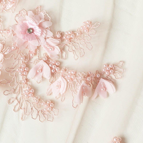 Dantela Roz cu flori 3D accesorizata cu perle